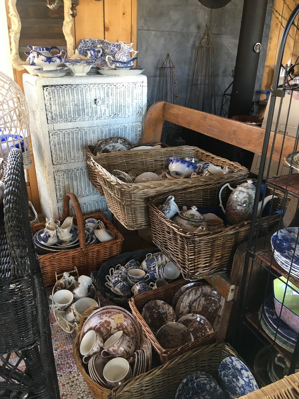 Blanc Marine Brocante - 1511 5e Rang O, Saint-Ambroise-de-Kildare, QC ...